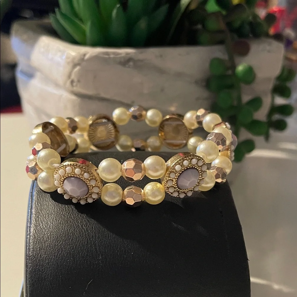 Elegant Faux Pearl and Gold Colored Beaded Stretchy Bracelet - Picture 1 of 1